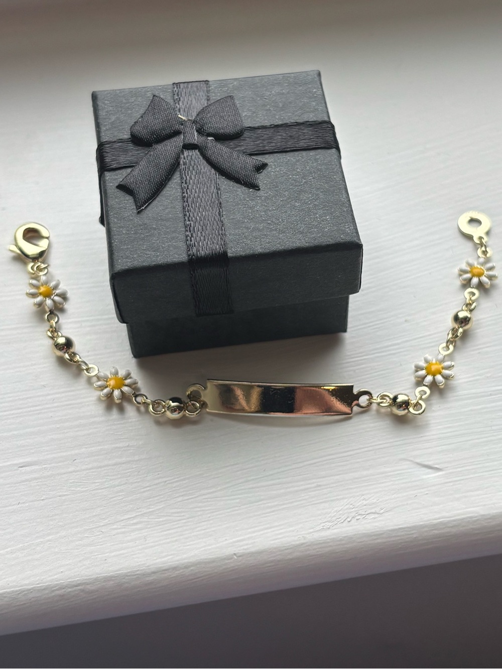 Gold Plated Daisy Nameplate Bracelet Floral Chain ID Petite Bracelet Cute Trendy - Picture 2 of 8